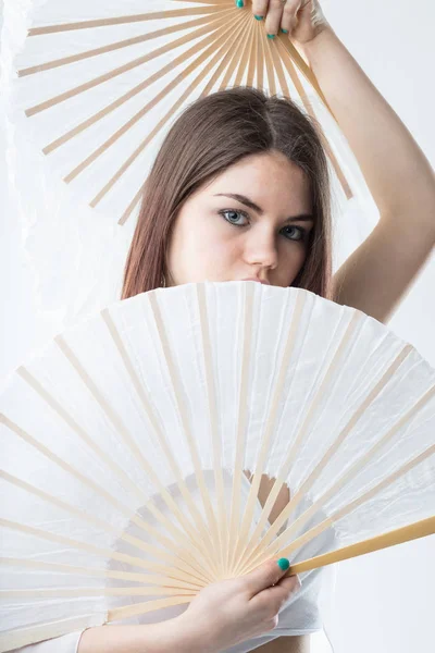 Dancer posing with a pair of fan — Stock Photo, Image