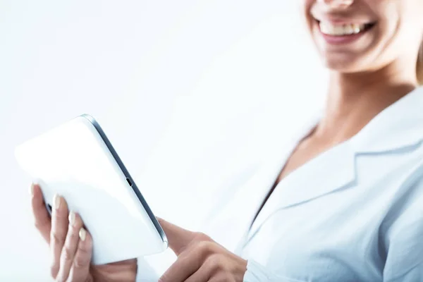 Nő egy orvos segítségével a digitális tabletta — Stock Fotó
