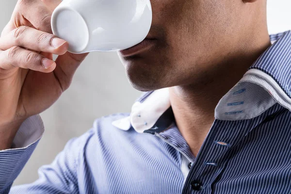 Uomo irriconoscibile che beve un caffè (primo piano ) — Foto Stock