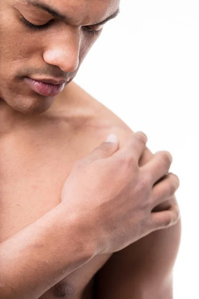 Hombre sintiendo algo de dolor en su hombro —  Fotos de Stock