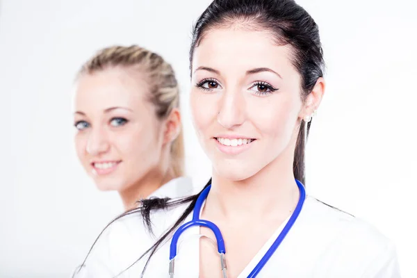 Zwei Frauen sind lächelnde Ärzte — Stockfoto