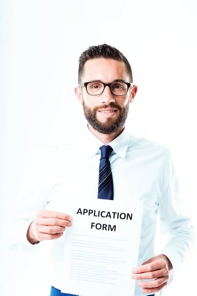 大胡子的男人戴着眼镜，一张申请表 — 图库照片
