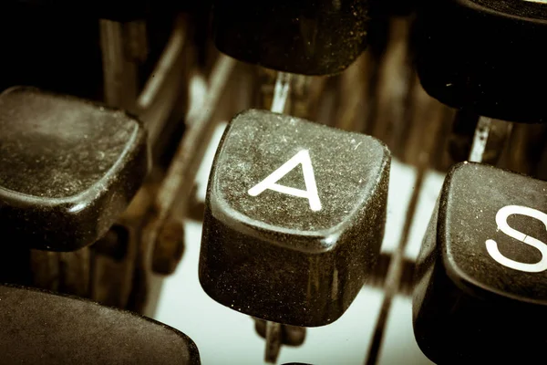 Una carta en un teclado de máquina de escribir vintage — Foto de Stock