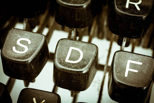 D letter on a vintage typewriter keyboard — Stock Photo, Image