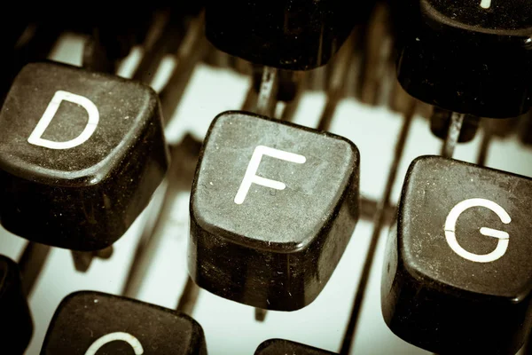 F letra en un teclado de máquina de escribir vintage — Foto de Stock