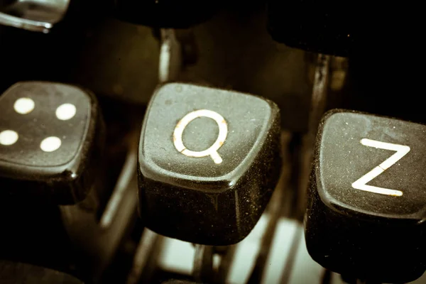 Q scrisoare pe o tastatură de mașină de scris de epocă — Fotografie, imagine de stoc