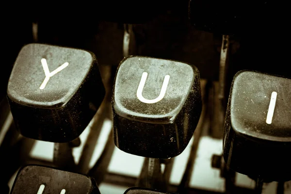 ヴィンテージ タイプライターのキーボード上の U 文字 — ストック写真