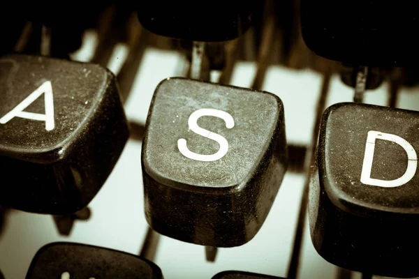 S  letter on a vintage typewriter keyboard — Stock Photo, Image