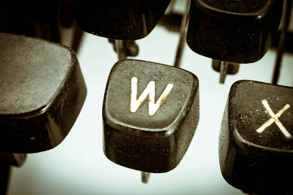 W lettre sur un clavier de machine à écrire vintage — Photo