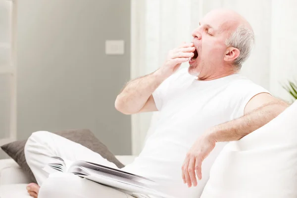 Man gapende klaar om te gaan slapen — Stockfoto