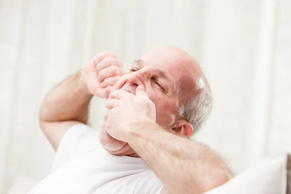 Uomo sbadigliando pronto ad andare a dormire — Foto Stock