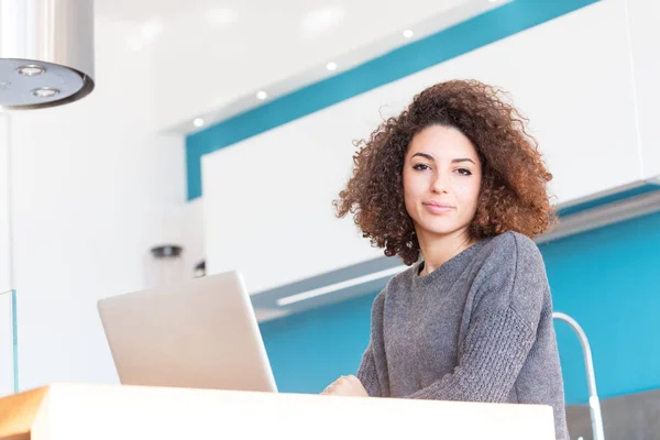 Sonriente mujer joven que trabaja en un ordenador portátil PC —  Fotos de Stock