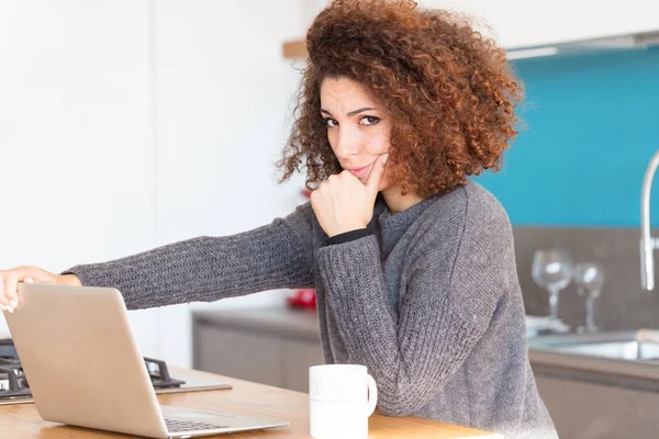 Jeune femme réfléchie regardant la caméra — Photo