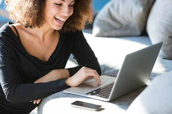 Feliz joven mujer disfrutando de una buena risa — Foto de Stock