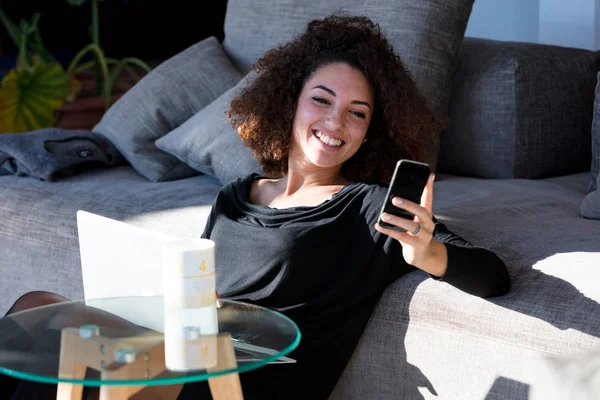 Meisje glimlachend kijken naar smartphone — Stockfoto