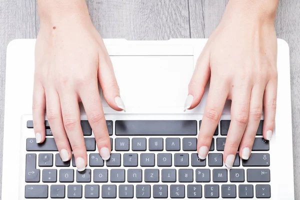 Femme tapant sur un clavier d'ordinateur portable — Photo