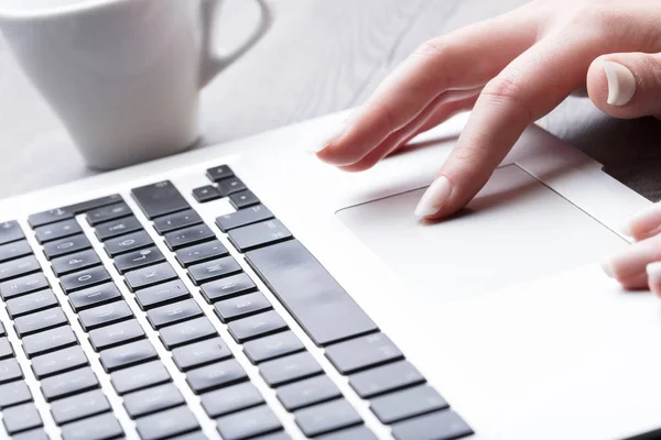 Businesswoman navigating on a laptop computer — Stock Photo, Image