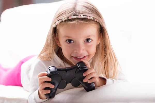 Skvělá hravá holčička s herní zařízení — Stock fotografie