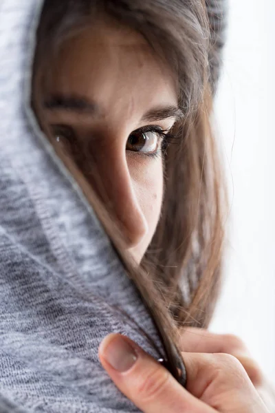 Mirada misteriosa de una chica en una capucha — Foto de Stock