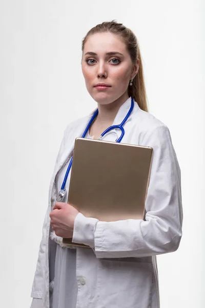 Unga läkare kvinna med en stor digital tablett — Stockfoto