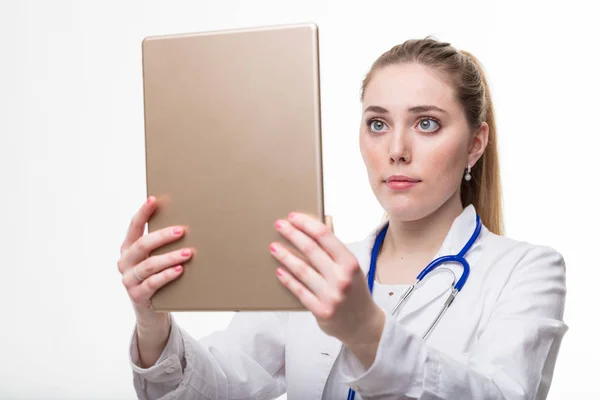 Jovem médico mulher com um grande tablet digital — Fotografia de Stock