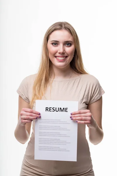 Mujer joven sosteniendo su curriculum vitae — Foto de Stock