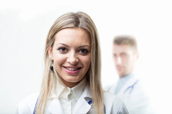 Doutor com estetoscópio ao redor do pescoço sorrindo para a câmera — Fotografia de Stock