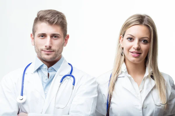 Medici con stetoscopio intorno al collo che sorridono alla telecamera — Foto Stock