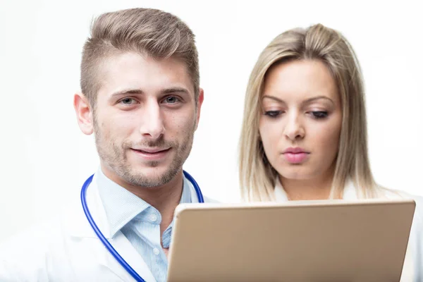 Ärzte diskutieren mit Tablet über Untersuchungsdaten — Stockfoto