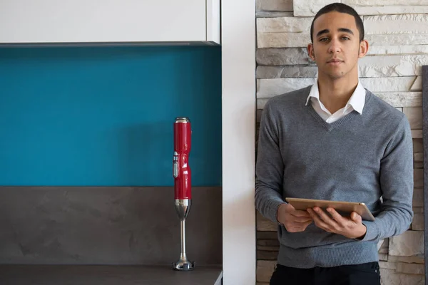 Man with a tablet in a kitchen — Stock Photo, Image