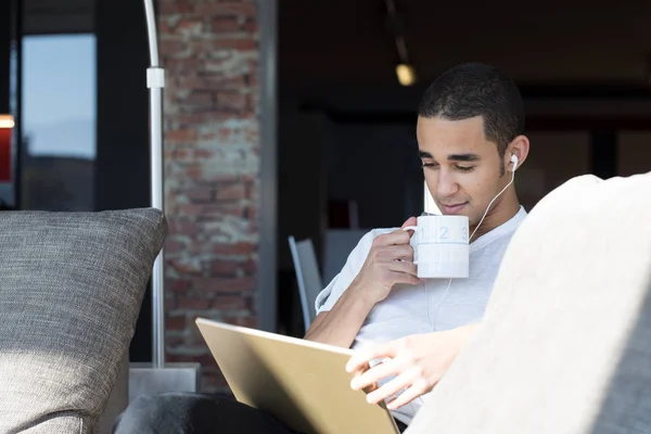 Man reading on a tablet at home — Stock Photo, Image