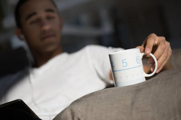 Caneca de um homem em sua sala de estar — Fotografia de Stock