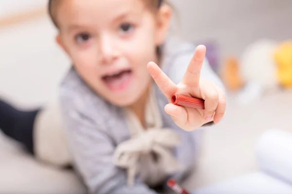 Zabawna mała dziewczynka, w geście, V-sign — Zdjęcie stockowe