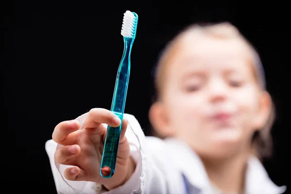 Genç kız bir diş fırçası kamera için görüntüleme — Stok fotoğraf
