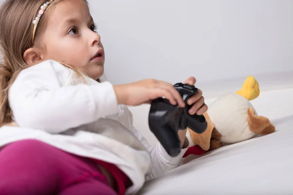 Niña con joystick — Foto de Stock