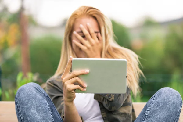 Mujer joven escondiéndose de cosa embarazosa — Foto de Stock