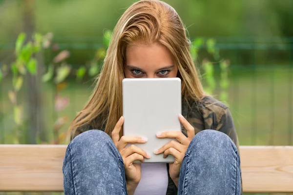 Mujer escondida para ser mejor vista — Foto de Stock