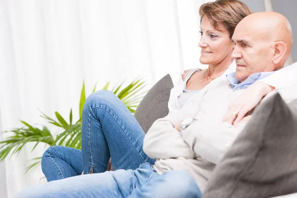 Paar mittleren Alters entspannt vor dem Fernseher — Stockfoto