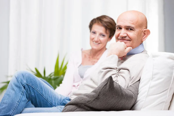 Atraente amigável sorrindo casal de meia-idade — Fotografia de Stock