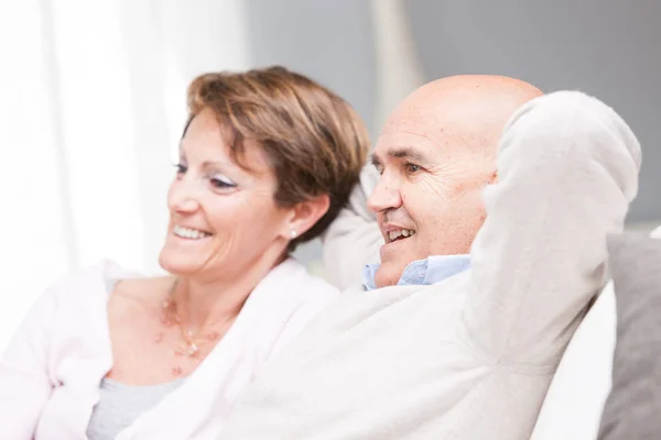 Feliz casal gostando de assistir televisão — Fotografia de Stock