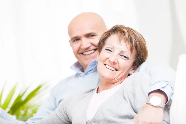 Сміється щаслива лагідна пара середнього віку — стокове фото