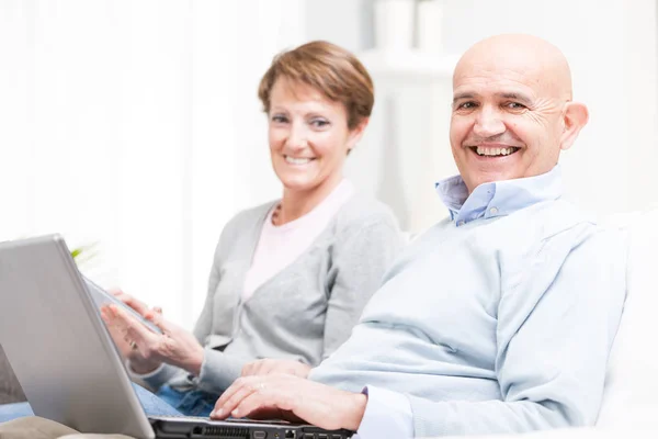 Feliz pareja de mediana edad relajándose en casa — Foto de Stock