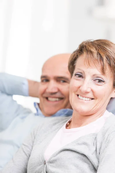 Smiling friendly woman relaxing with her husband — Stock Photo, Image