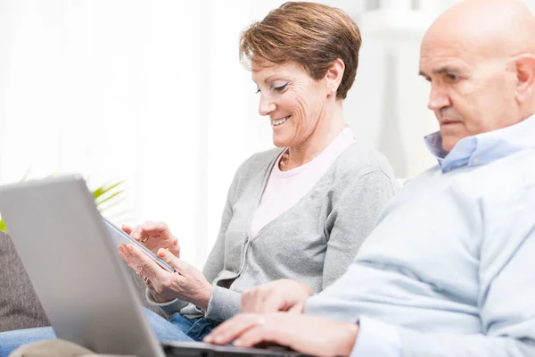 Marito e moglie di mezza età che navigano in internet — Foto Stock
