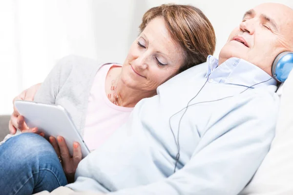 Pareja contenta pasando un día relajante juntos — Foto de Stock