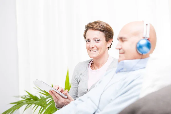 Relaxed contented middle-aged couple — Stock Photo, Image