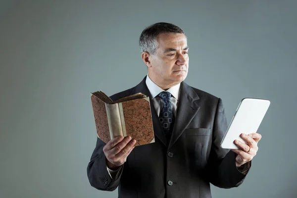 Seniorchef liest Text von einem modernen Tablet-PC — Stockfoto