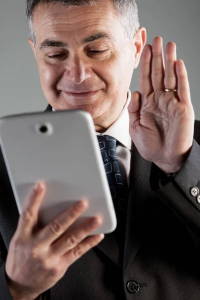 Videoconferencia de hombre de negocios en su tablet — Foto de Stock