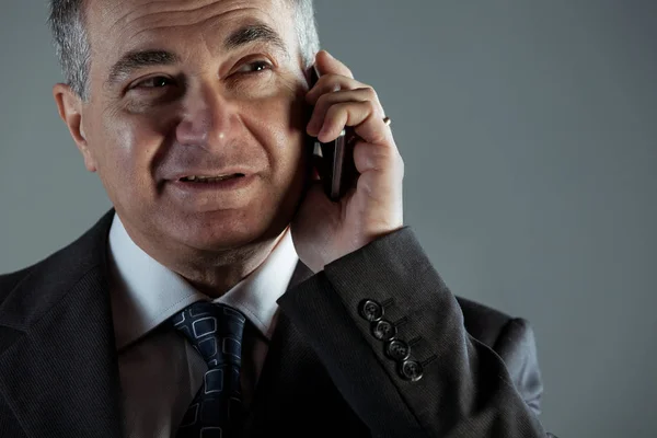 Senior businessman talking on mobile phone — Stock Photo, Image