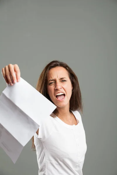 Mujer joven angustiada sosteniendo un documento —  Fotos de Stock